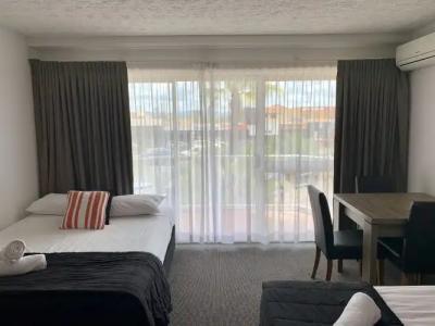 Outrigger Burleigh - 77