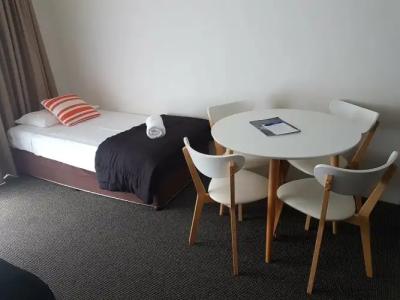 Outrigger Burleigh - 76