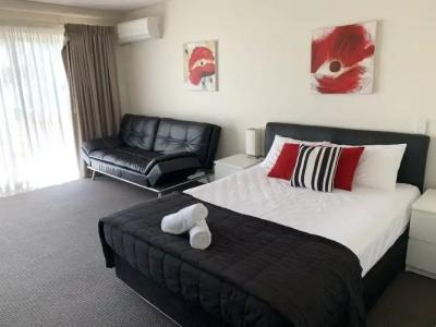 Outrigger Burleigh - 159