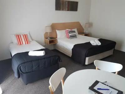 Outrigger Burleigh - 56