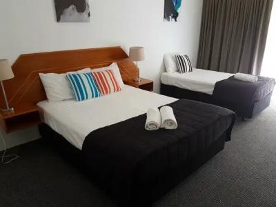 Outrigger Burleigh - 55