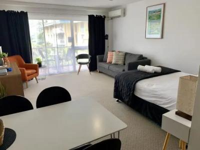 Outrigger Burleigh - 98