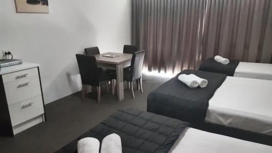 Outrigger Burleigh - 86