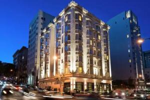 Staypineapple, An Iconic Hotel, The Loop