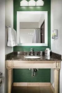 Staypineapple, An Iconic, The Loop - 33