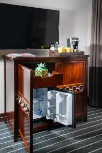 Staypineapple, An Iconic, The Loop - 16