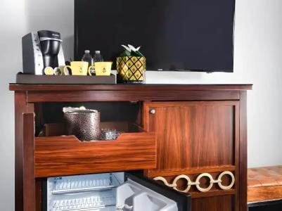 Staypineapple, An Iconic, The Loop - 24