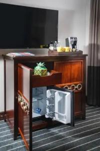 Staypineapple, An Iconic, The Loop - 31