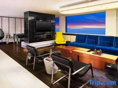 W Chicago - Lakeshore - 87