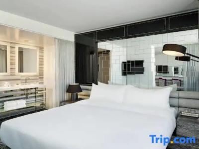 W Chicago - Lakeshore - 67