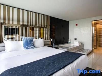 W Chicago - Lakeshore - 83