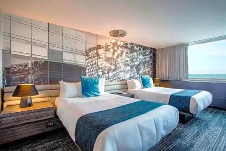 W Chicago - Lakeshore - 55