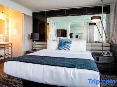 W Chicago - Lakeshore - 100