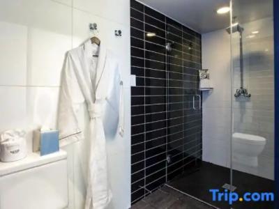 W Chicago - Lakeshore - 102