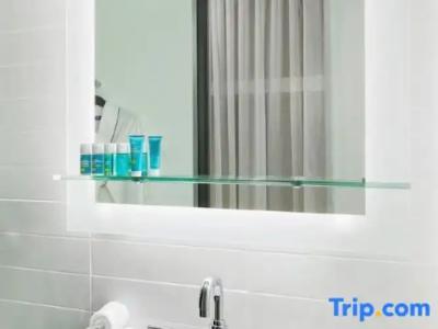 W Chicago - Lakeshore - 103