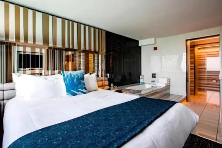 W Chicago - Lakeshore - 38