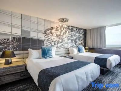 W Chicago - Lakeshore - 63