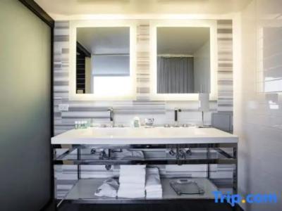 W Chicago - Lakeshore - 99