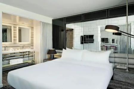 W Chicago - Lakeshore - 94