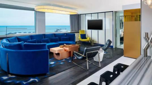 W Chicago - Lakeshore - 82