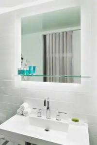 W Chicago - Lakeshore - 71