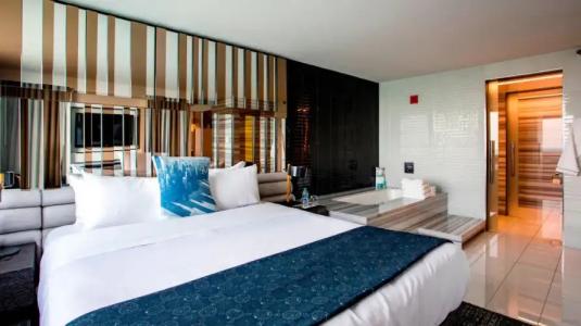 W Chicago - Lakeshore - 81