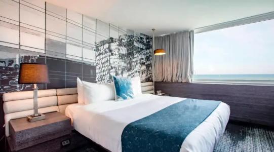 W Chicago - Lakeshore - 53