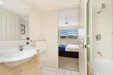 Golden Riviera Absolute Beachfront Resort - 8