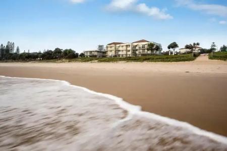 Golden Riviera Absolute Beachfront Resort - 18