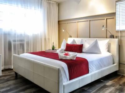 Catalina & Beach Club - 2