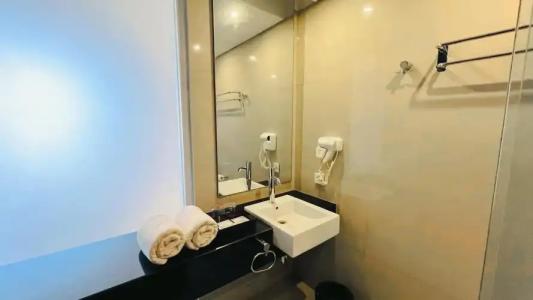 Kimpton Surfcomber, an IHG - 9