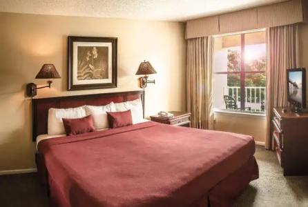 Parc Corniche Condominium Suites - 1