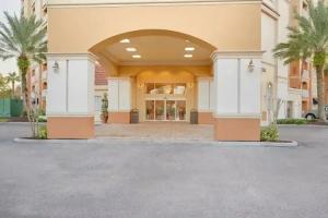 The Point Hotel & Suites Universal