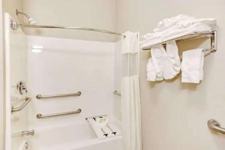 Days Inn & Suites by Wyndham Louisville SW - 8