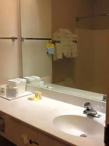 Days Inn & Suites by Wyndham Louisville SW - 28