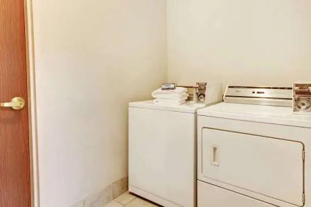 Days Inn & Suites by Wyndham Louisville SW - 11