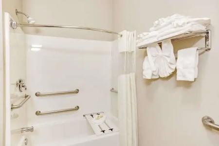 Days Inn & Suites by Wyndham Louisville SW - 24