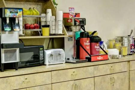 Days Inn & Suites by Wyndham Louisville SW - 13