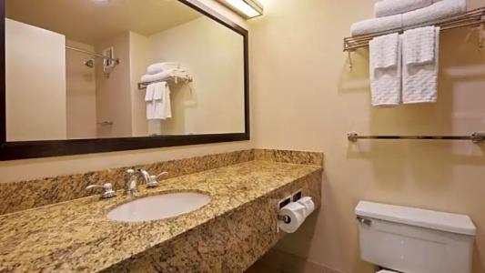 Best Western Plus Bayside Inn - 39