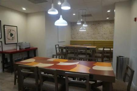 Hampton Inn Tropicana - 34