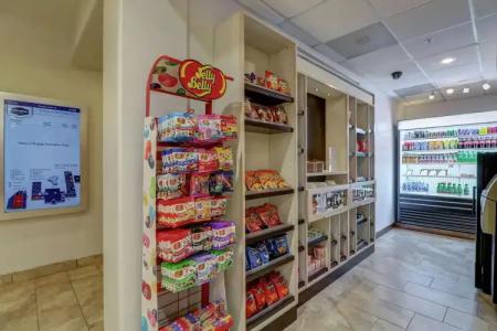 Hampton Inn Tropicana - 11