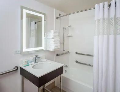 Hampton Inn Tropicana - 8