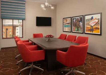 Hampton Inn Tropicana - 81