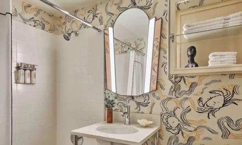 Graduate Seattle - 54