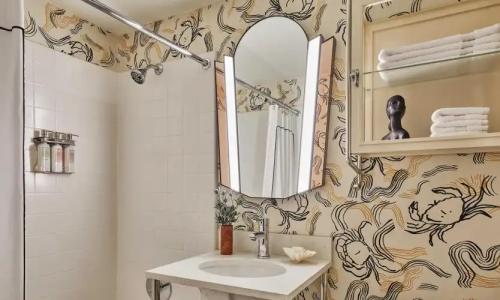 Graduate Seattle - 25