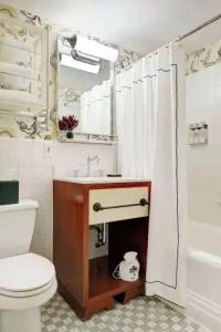 Graduate Seattle - 31