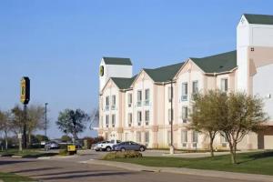 Super 8 by Wyndham Irving/DFW Apt/North, Irving