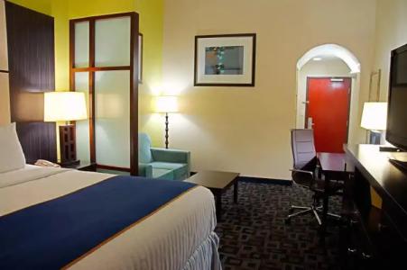 Super 8 by Wyndham Irving/DFW Apt/North - 3