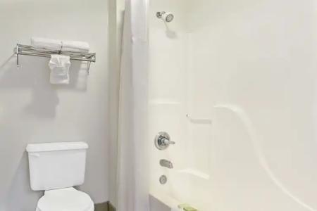 Super 8 by Wyndham Irving/DFW Apt/North - 5