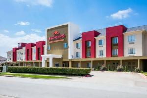 Hawthorn Suites by Wyndham DFW Airport North, Irving
